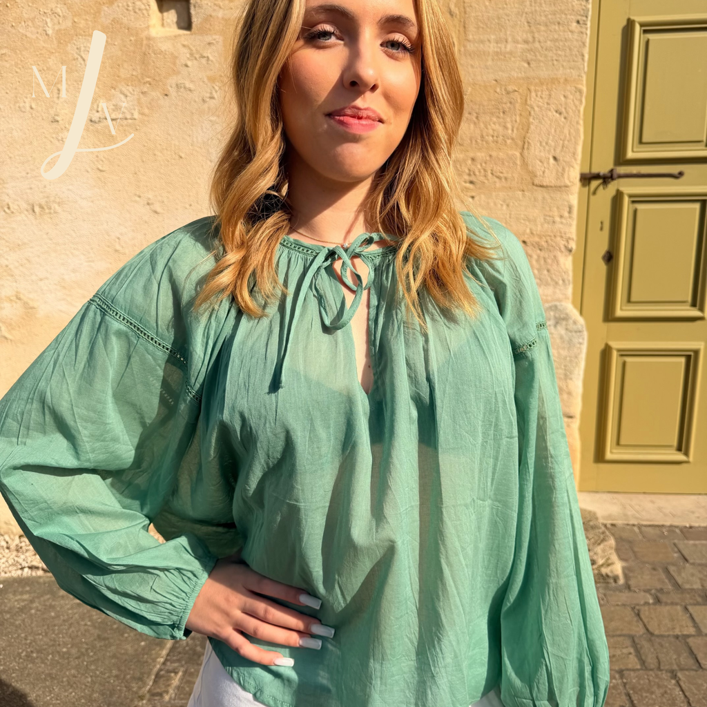 Blouse col V a nouer Elina face